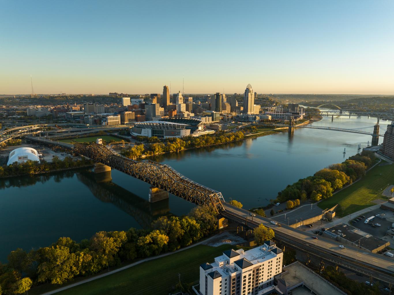 Covington, KY şehrinde premium eşyalı 1 yatak odalı daireler kiralayın.
