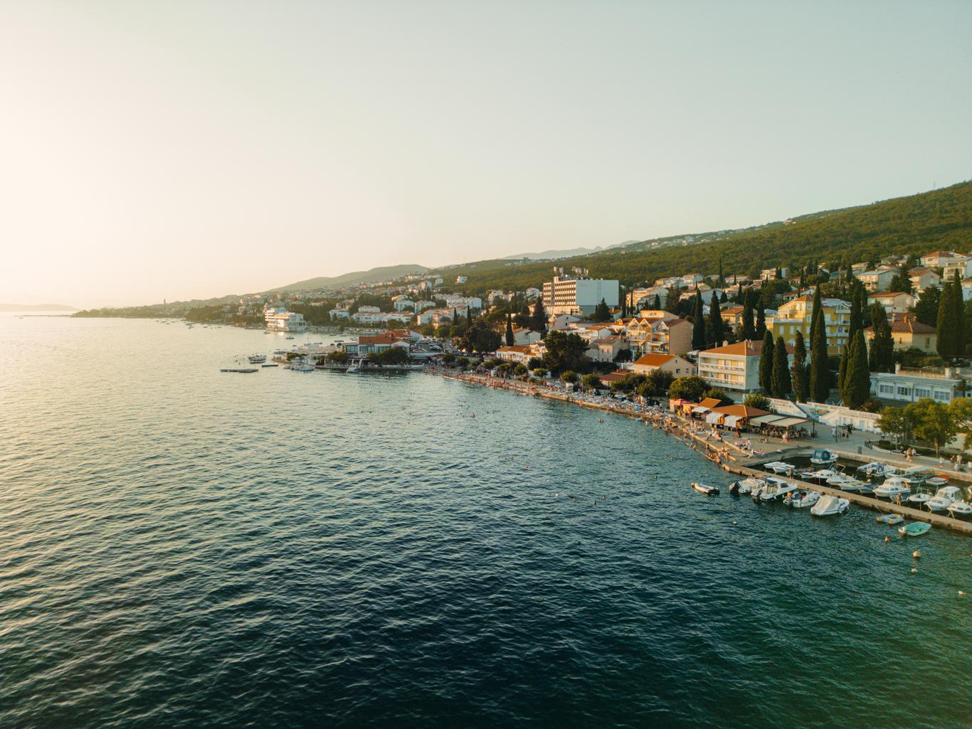 Rent premium furnished 2-bedroom apartments in Dramalj