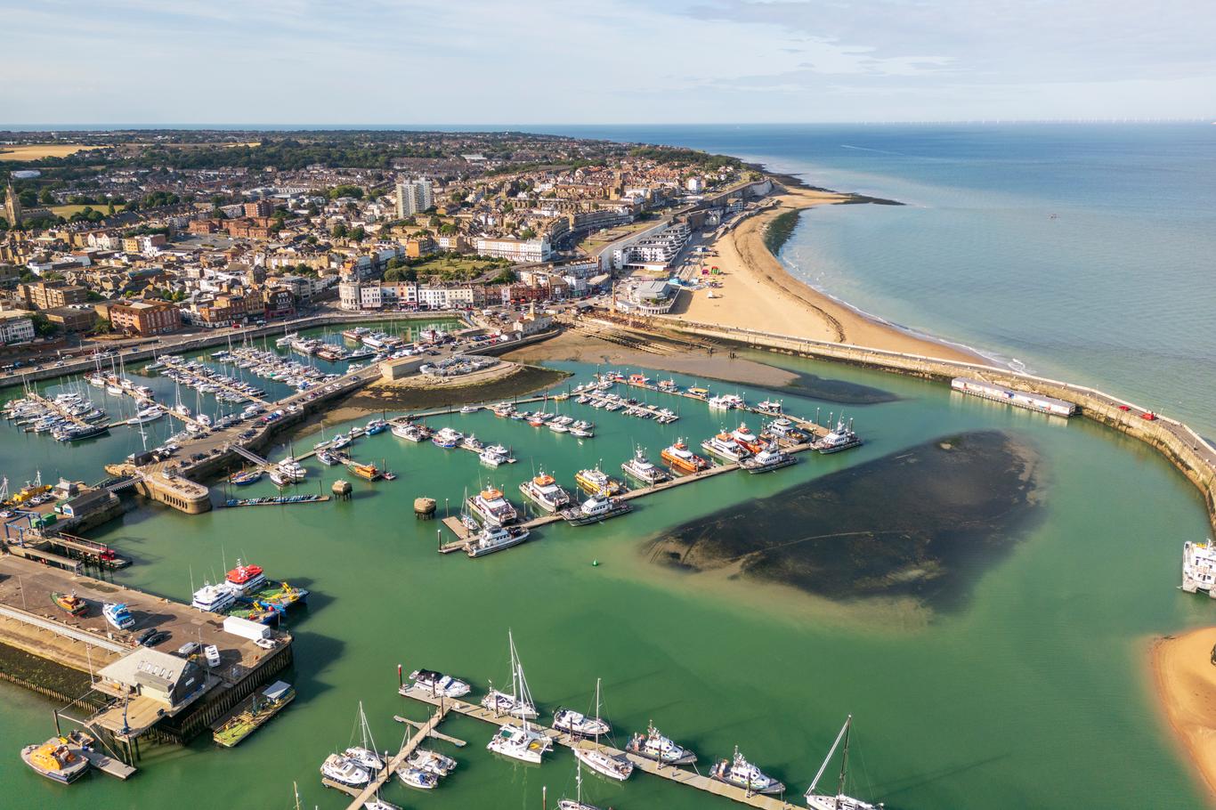 Margate でプレミアム家具付きの2ベッドルームアパートをレンタル。