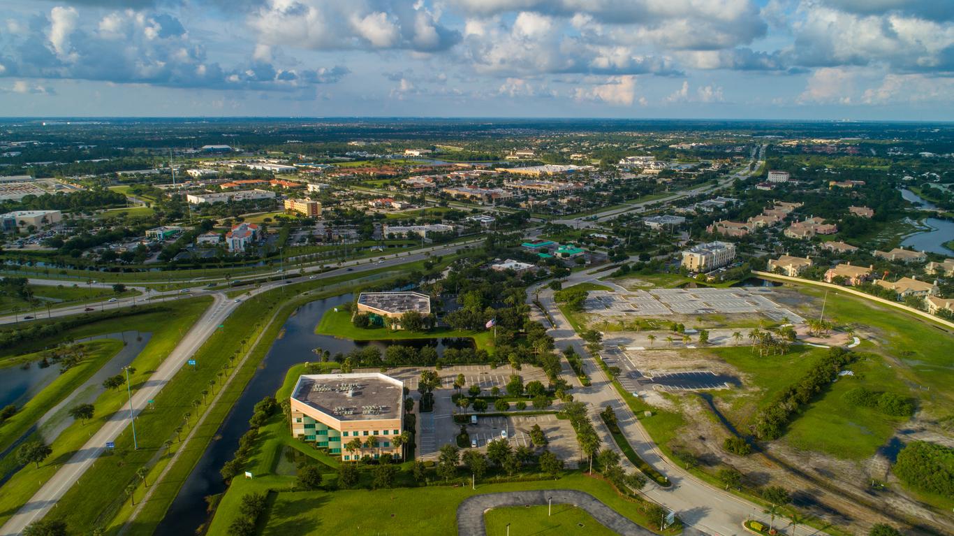 Port St. Lucie, FL şehrinde premium eşyalı 2 yatak odalı daireler kiralayın.