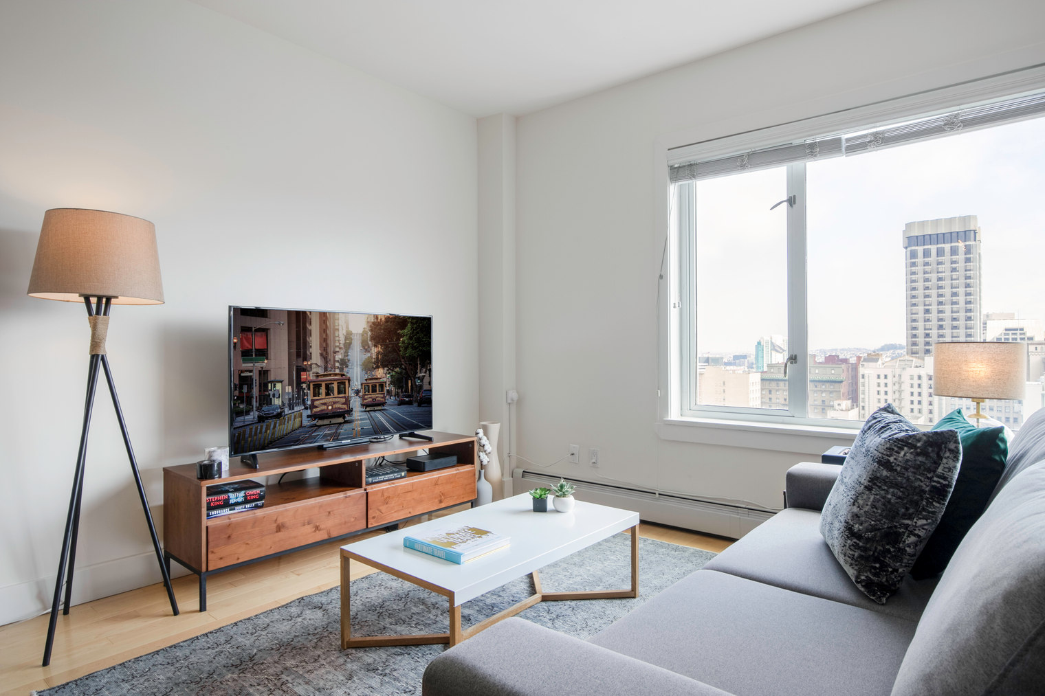 Nob Hill Studio w/ Sauna, Gym, City View (SFO-128)