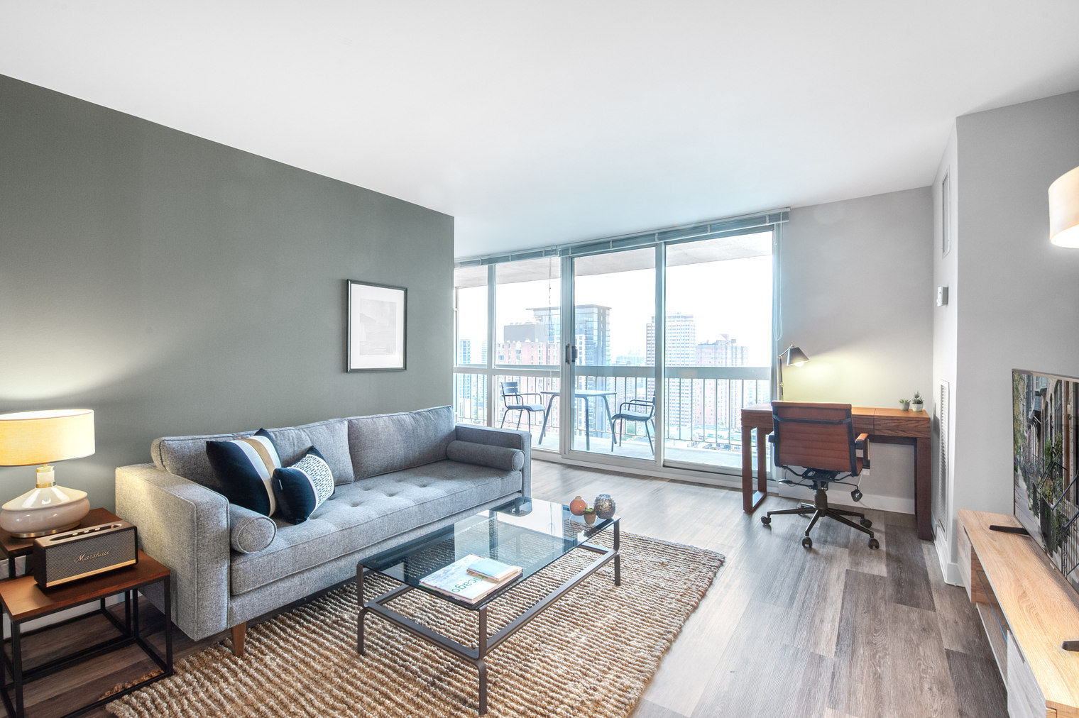 Gold Coast Convertible w/ Lounge nr Oak St (CHI-83)