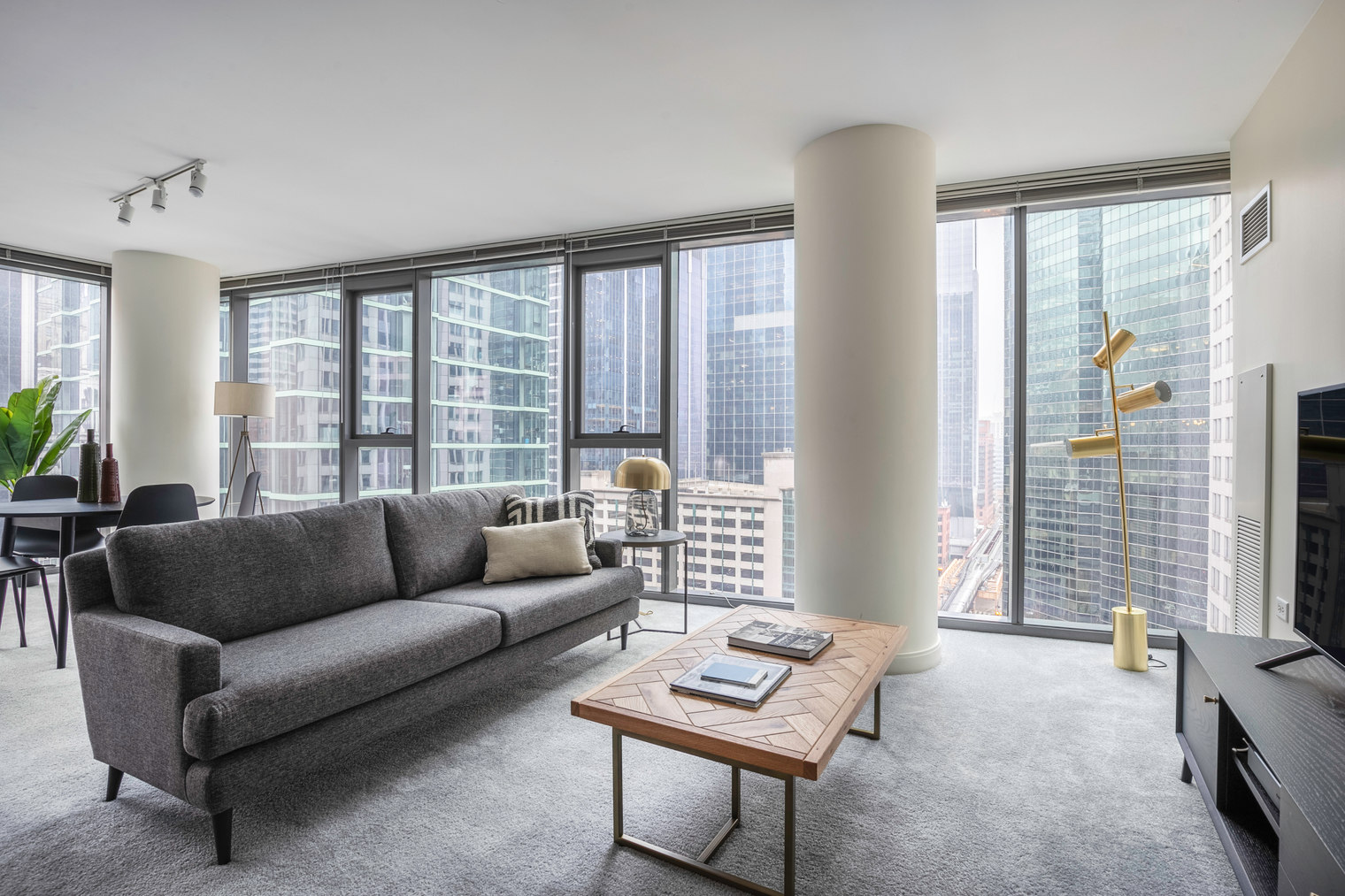 Loop 2BR w/ Gym, Pool, nr Financial District (CHI-223)