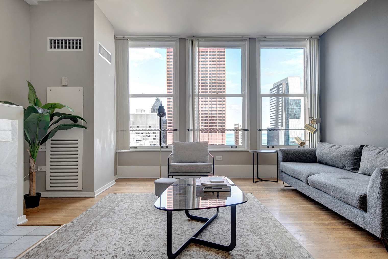 Loop 2BR w/ Gym, Doorman, nr L & Parks (CHI-319)