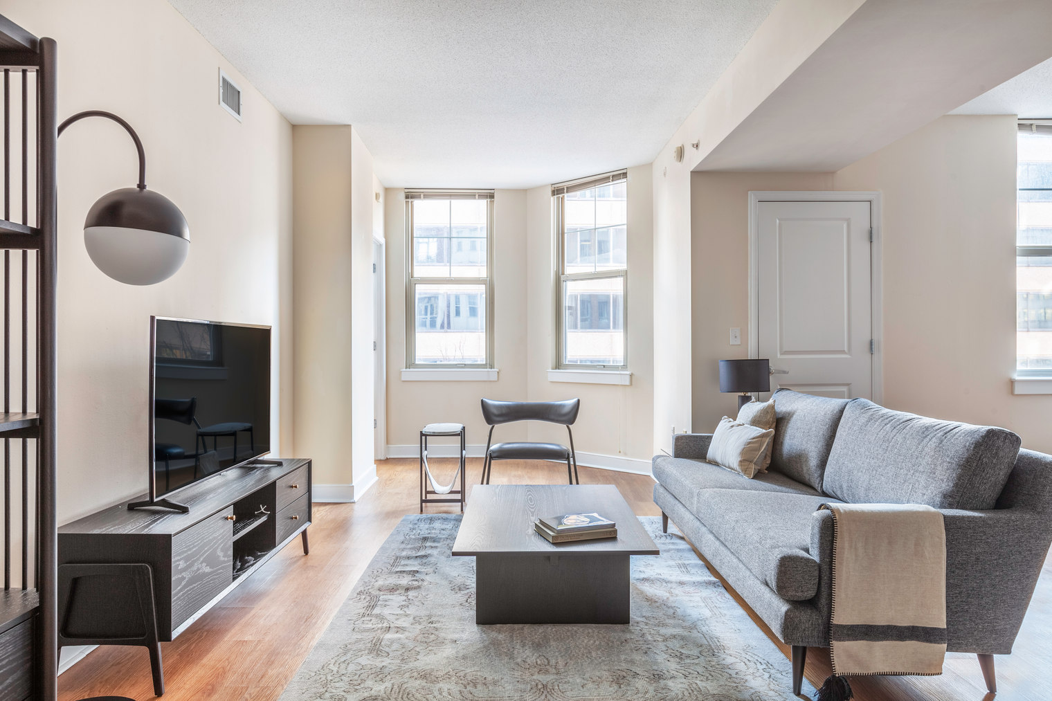 Downtown 2BR w/ Gym, W/D, Doorman, nr Metro (WDC-238)