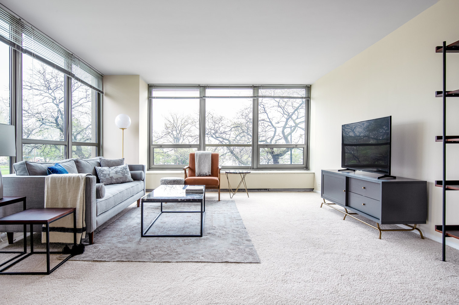 Lakeview 2BR w/ Gym, Rooftop Pool, nr Wrigley (CHI-379)