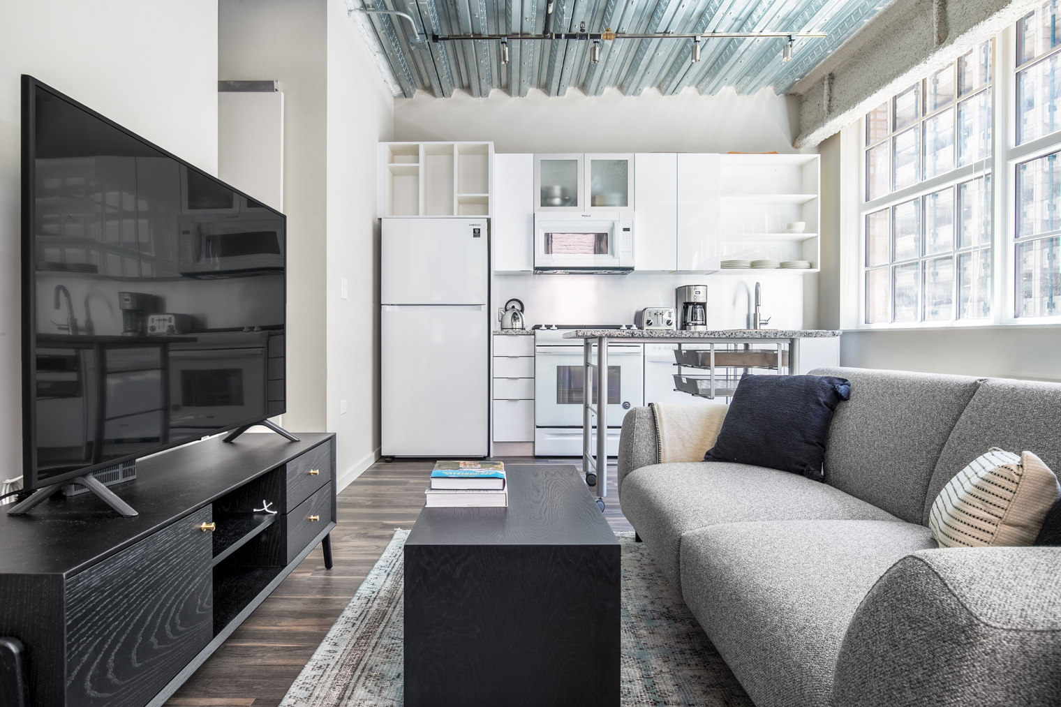Loop 1BR w/ Gym, Roof, nr Millennium Park (CHI-386)