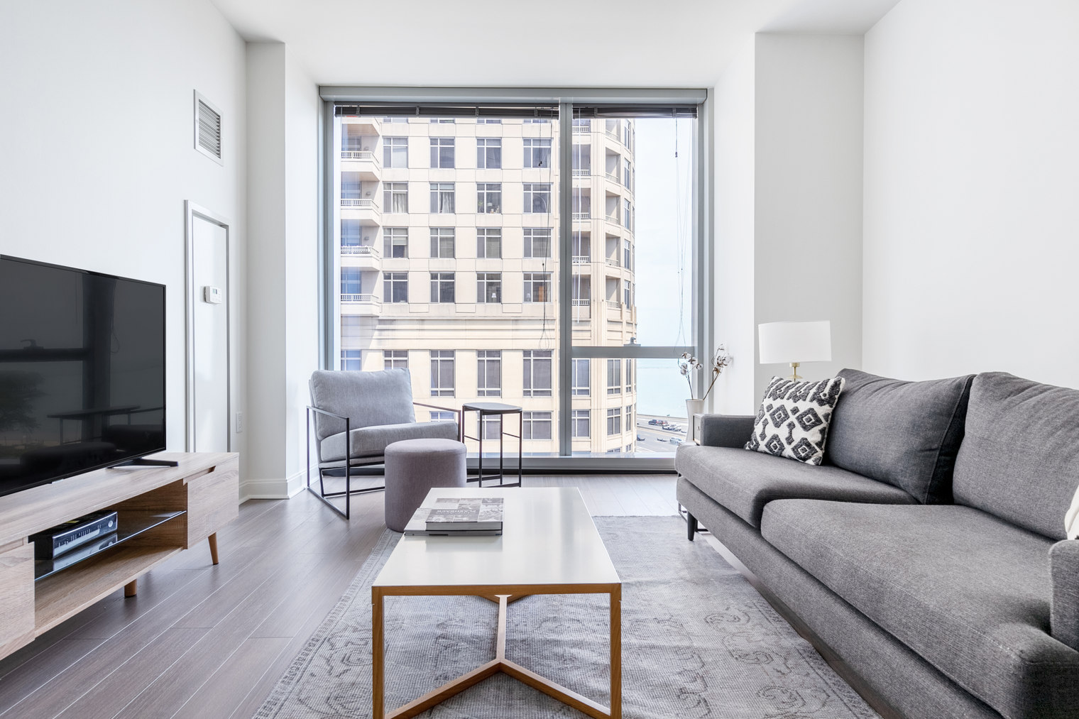 Streeterville 1BR w/ Gym, Pool, nr Navy Pier (CHI-393)