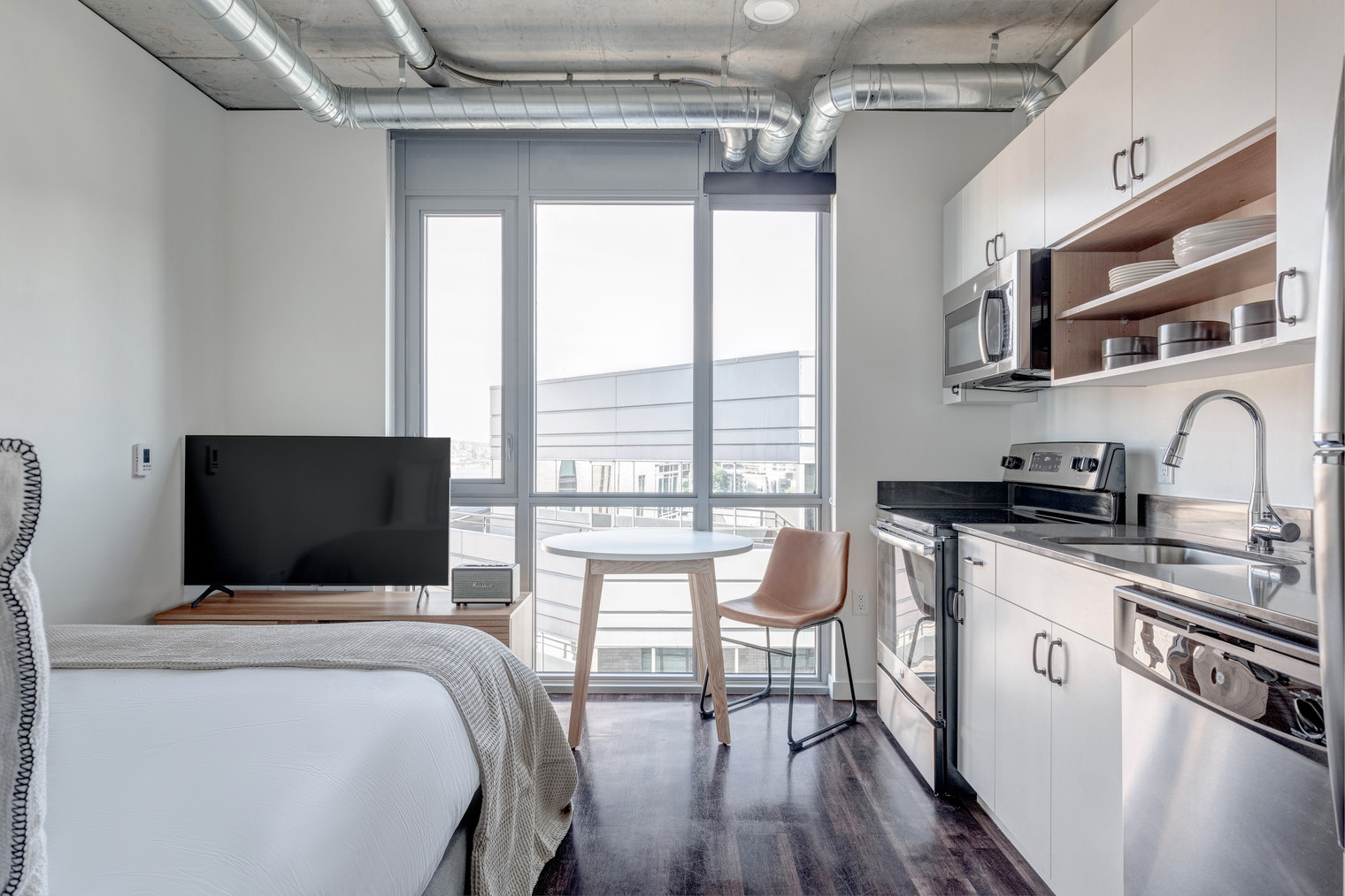 S Lake Union Studio w/ Gym, W/D, nr bars (SEA-142)