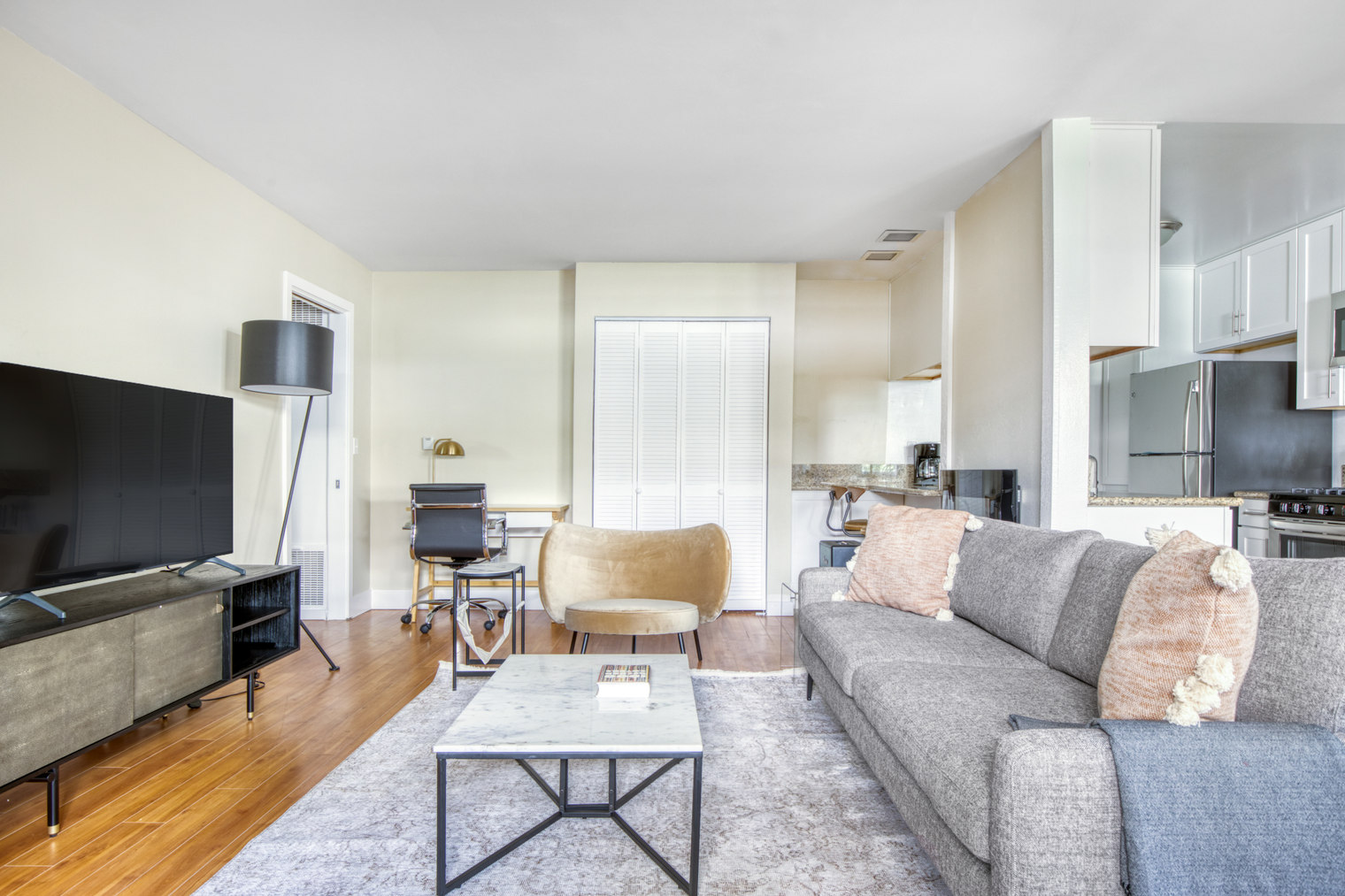 Marina Del Rey 1BR w/ Gym, BBQ, nr Venice Beach (LAX-485)