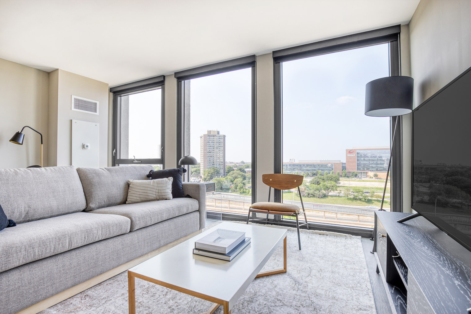 Medical District 1BR w/ Gym & W/D, 1 block to L (CHI-425)