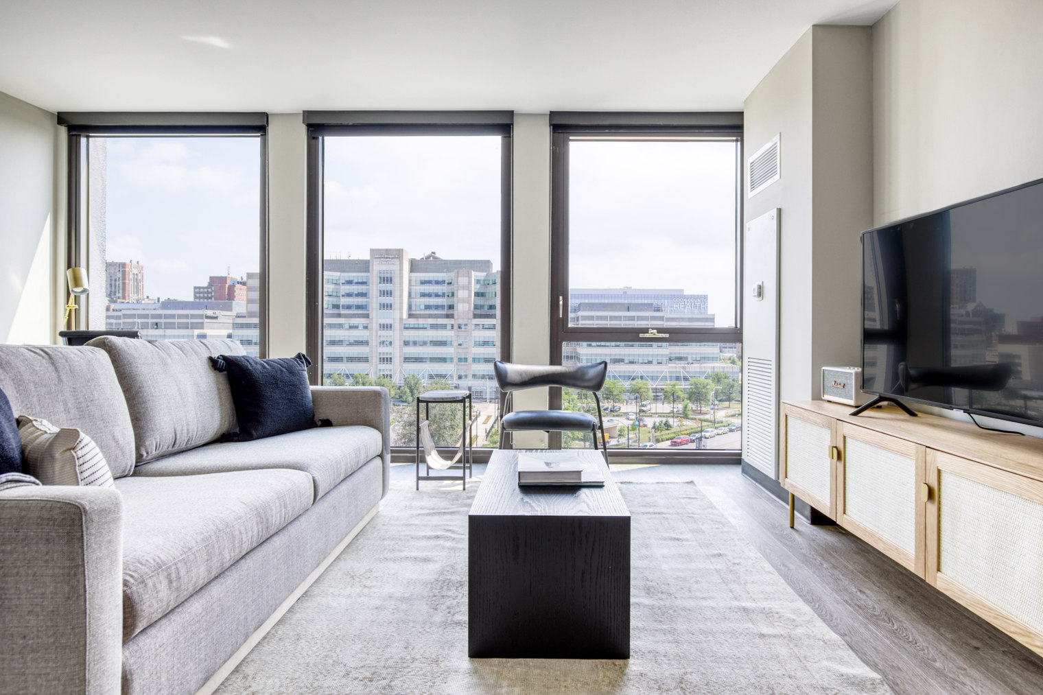 Medical District 1BR w/ Gym & W/D, 1 block to L (CHI-426)