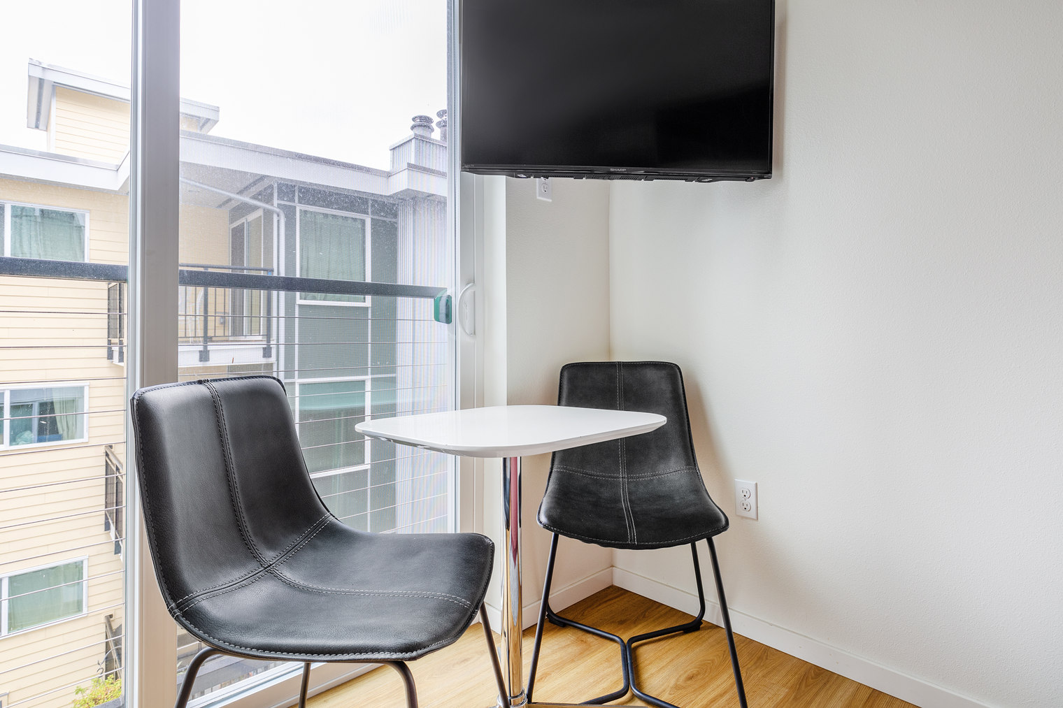 Ballard Studio w/ Rooftop, BBQ, nr dining (SEA-177)