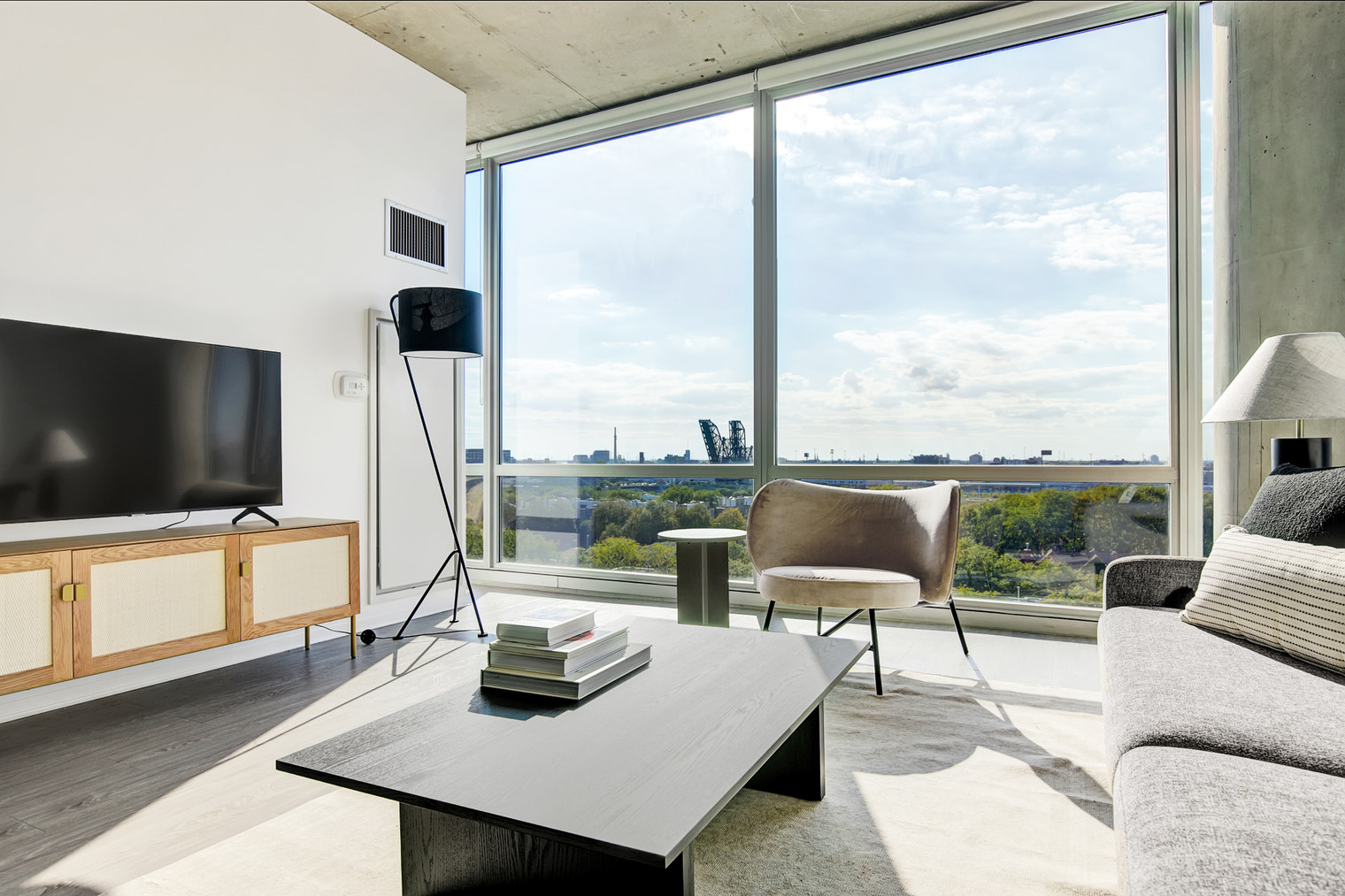 S Loop 1BR w/ Roof, Gym & Lounge, 1 block to L (CHI-442)