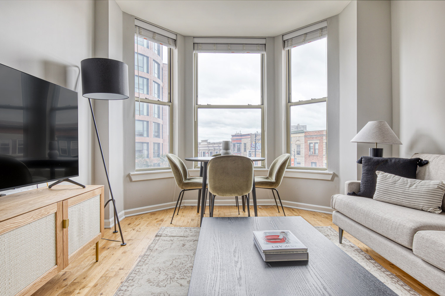 Lakeview 2BR w/ Patio, W/D, nr Wrigley Field (CHI-454)