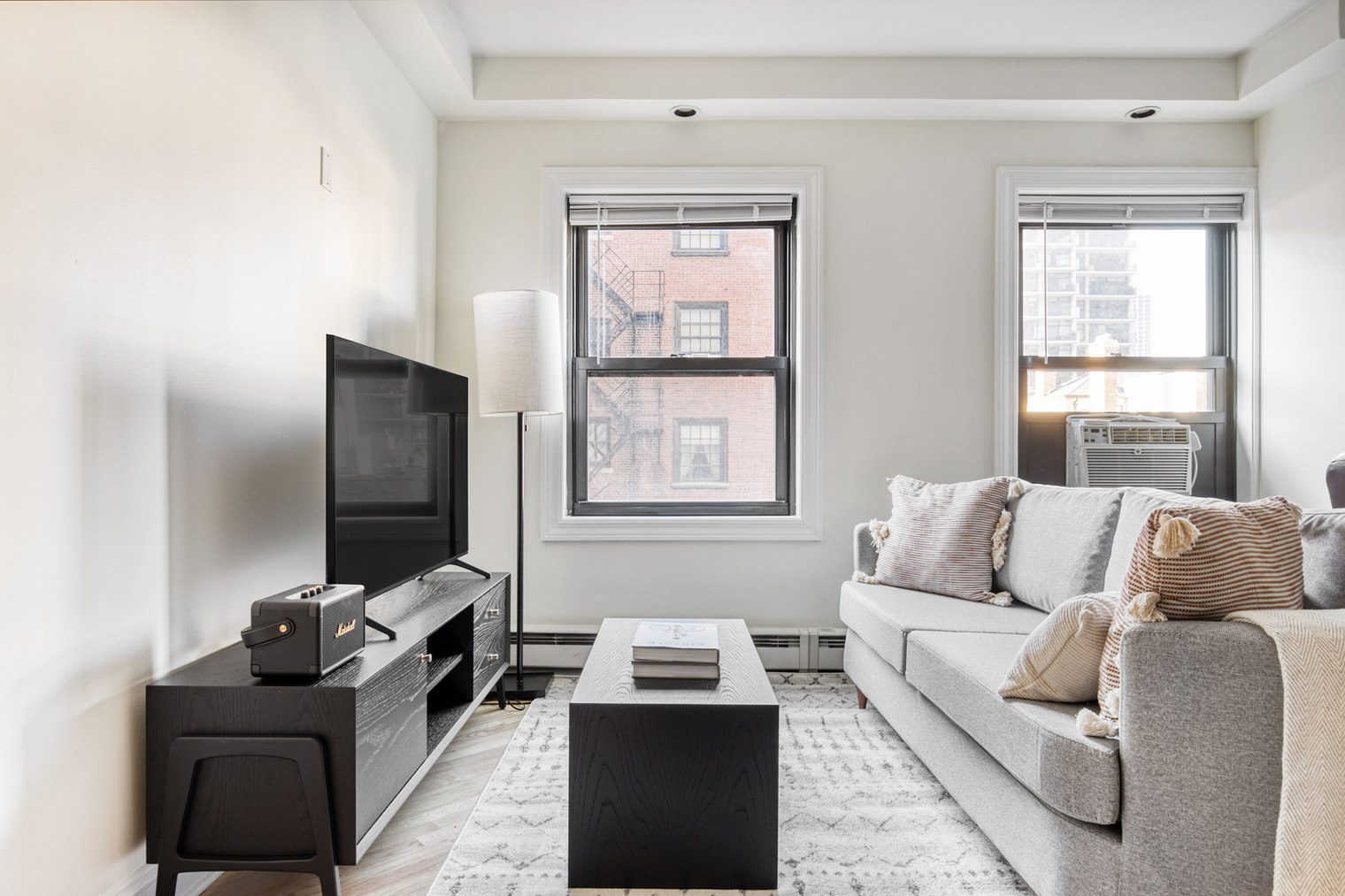Gold Coast Studio w/ Doorman & Gym, 2 blocks to L (CHI-553)
