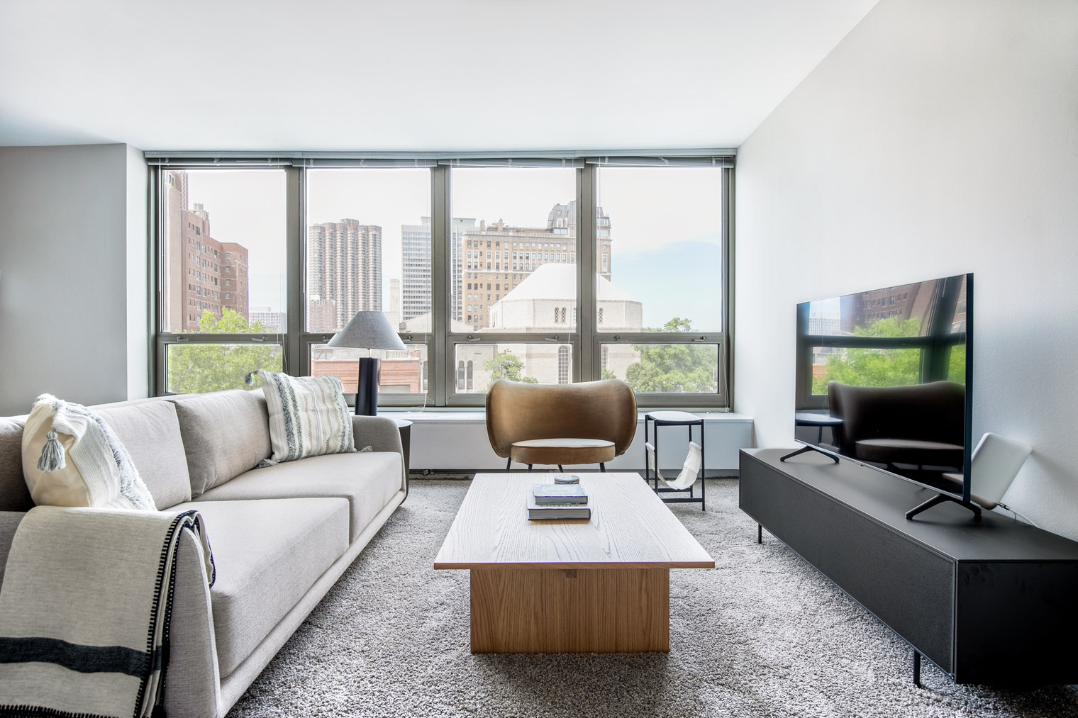 Lakeview 1BR w/ deck, pool & gym, nr Lincoln Park (CHI-715)