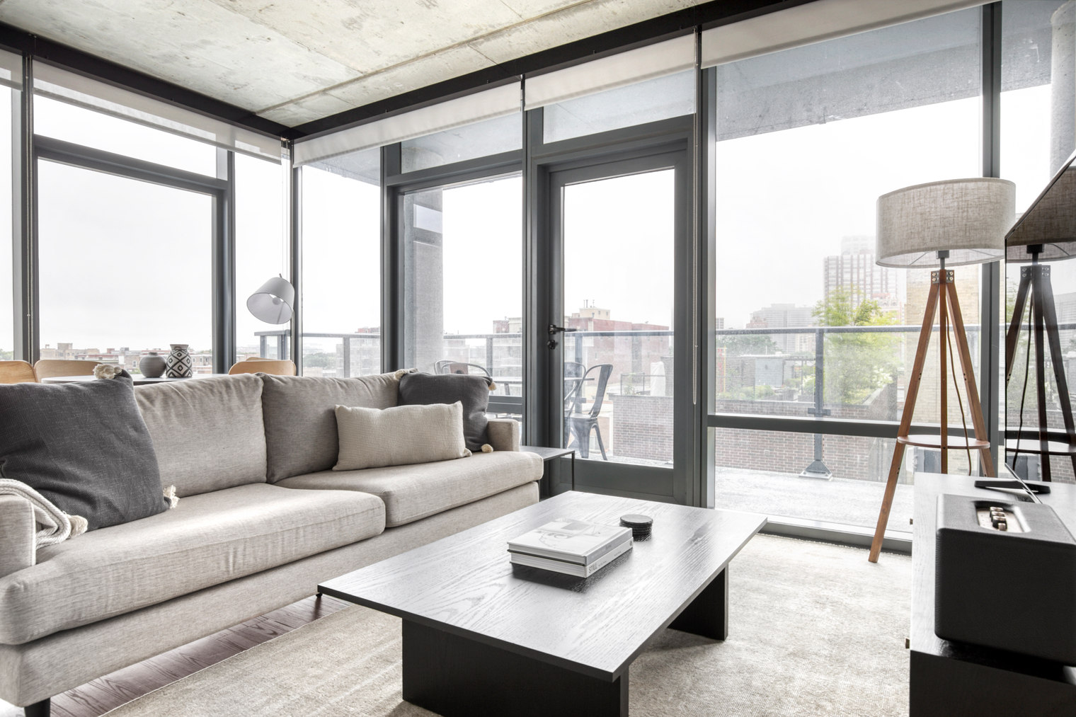 Lakeview 2BR w/ Deck, Pool & Gym, nr Lincoln Park (CHI-718)
