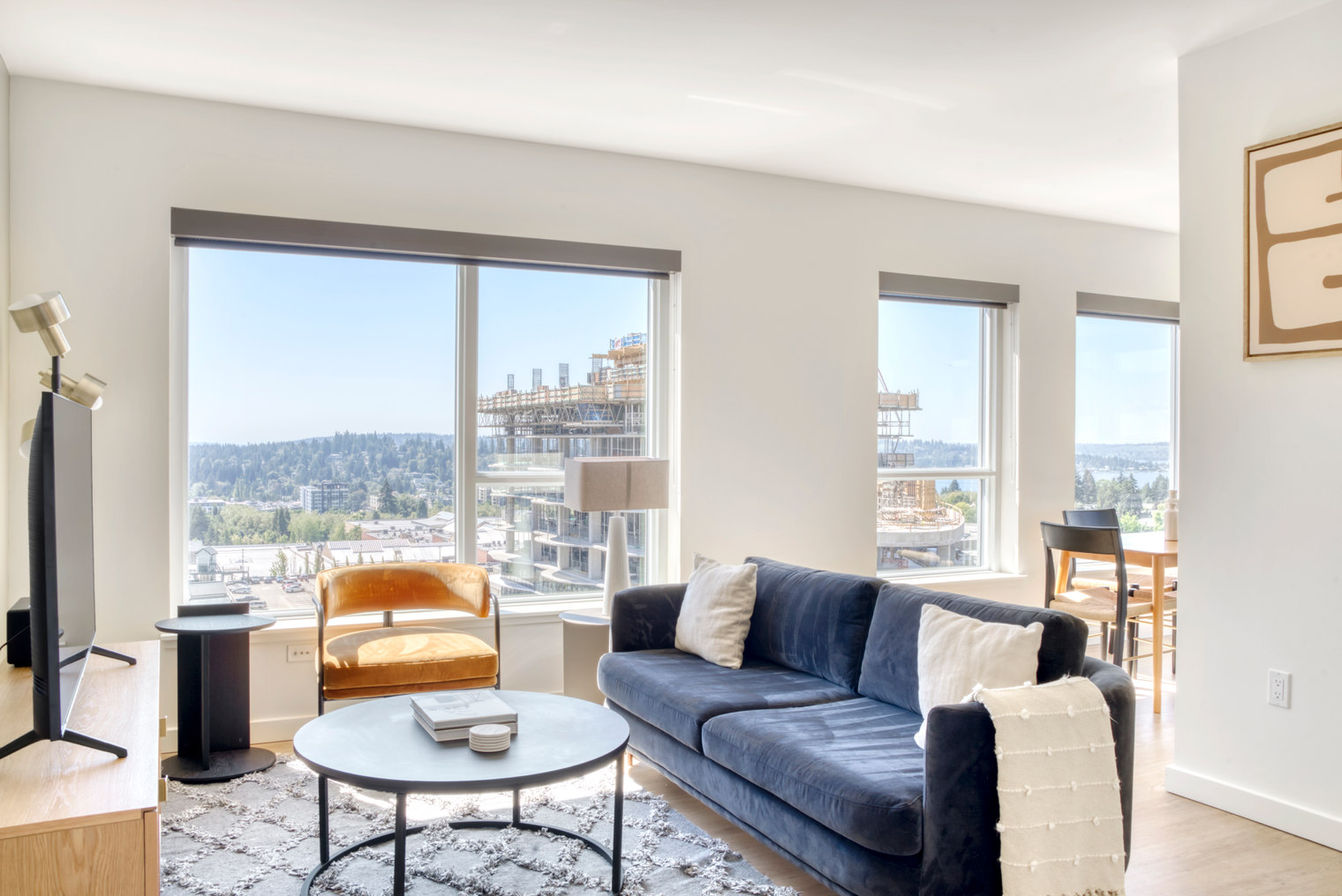 Bellevue 2BR w/ Pets, Gym & Roof, close to Cafes (SEA-476)
