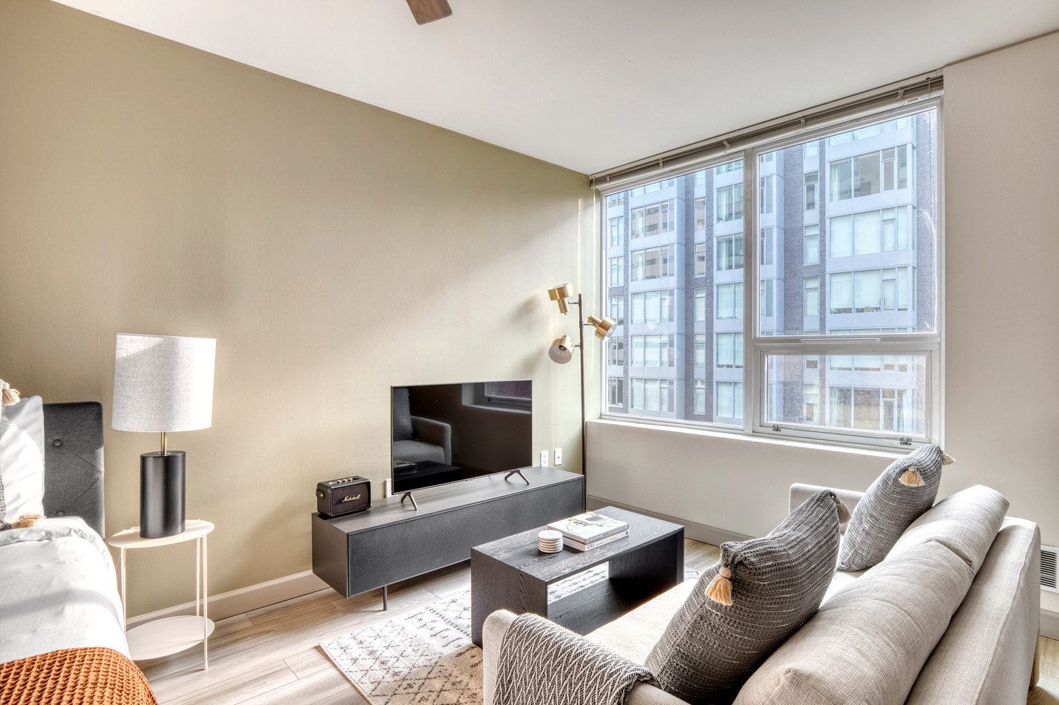 First Hill studio w/ gym, w/d & bbq, great views (SEA-508)