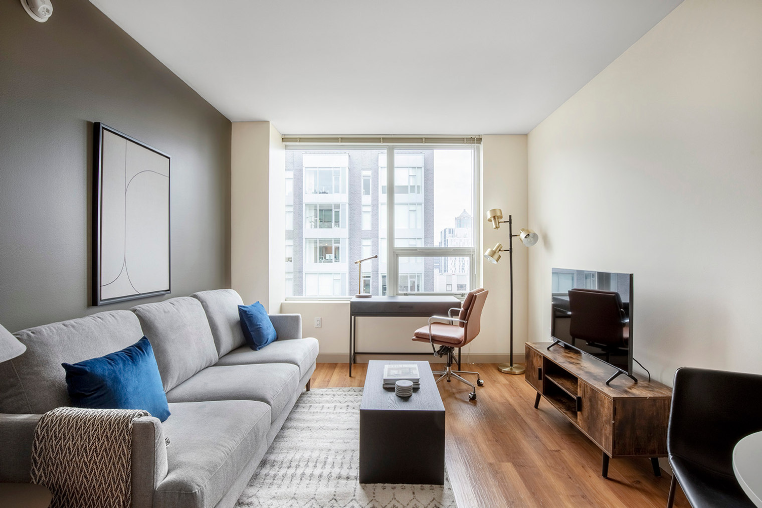 First Hill 1br w/ gym, w/d & bbq, great views (SEA-512)