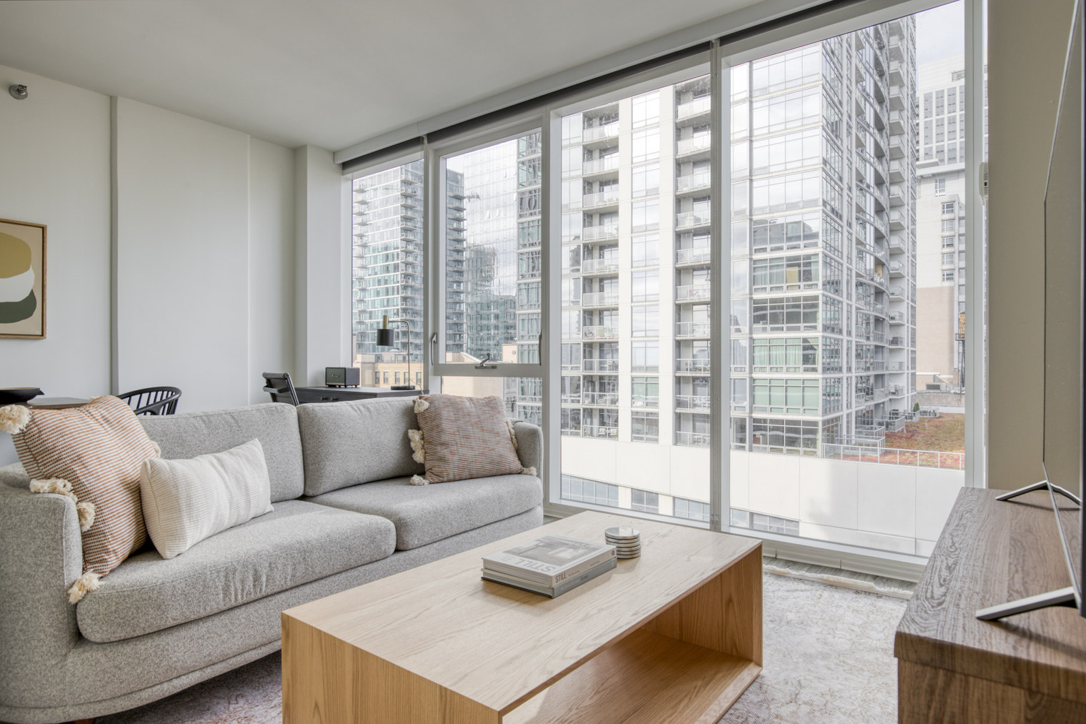 South Loop jr 1br w/ pool & gym nr Grant Park (CHI-859)