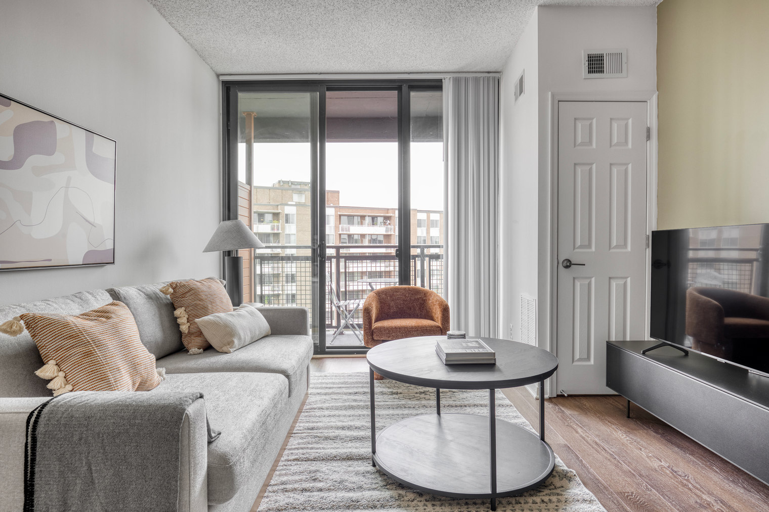 Van Ness 1br w/ gym & pool, nr metro  (WDC-624)