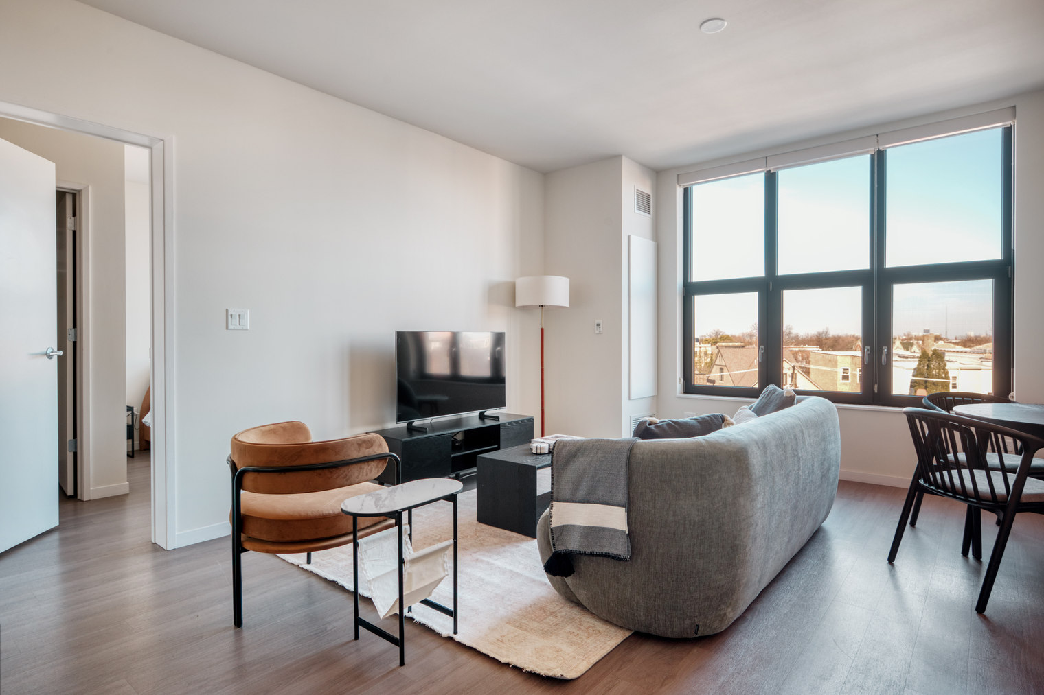 Logan Square 2br w/ pool, lounge & gym nr L (CHI-869)