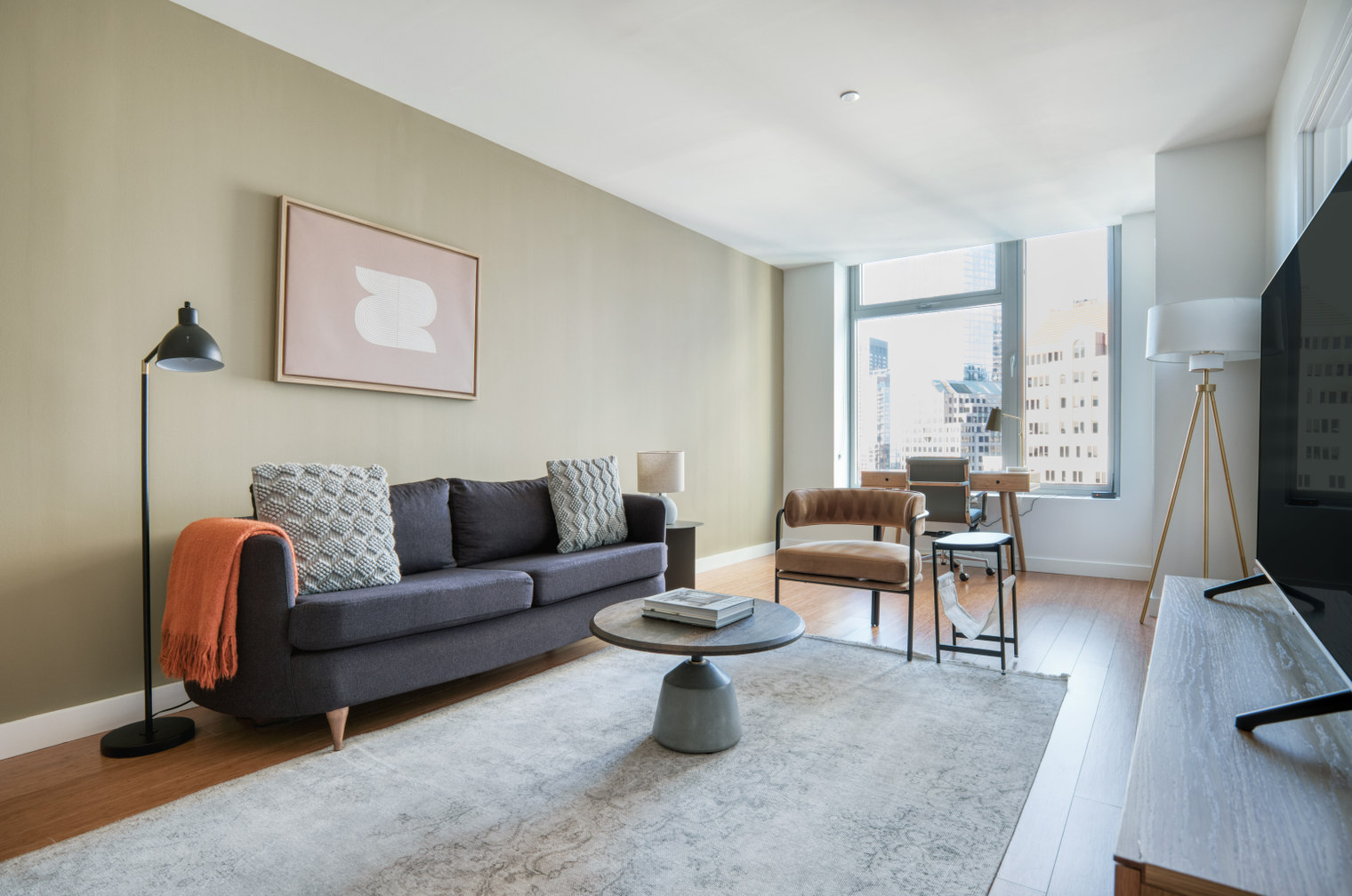 Downtown 1br w/ w/d & gym, nr Greenway (BOS-832)
