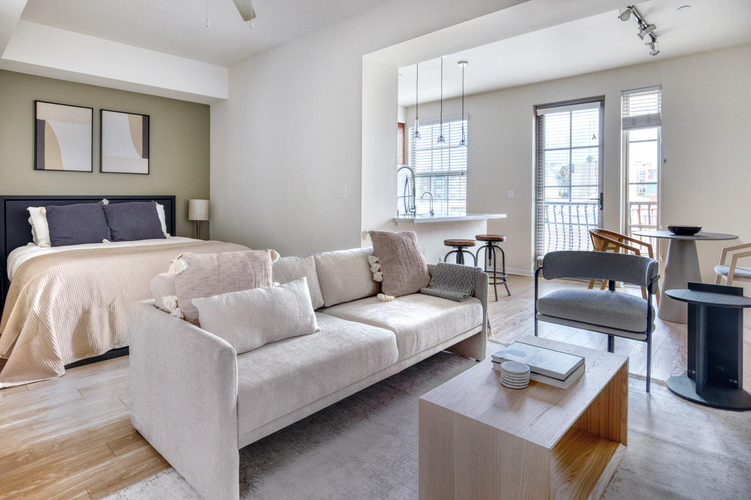 Little Italy studio w/ gym & pool, nr light rail (SAN-6)