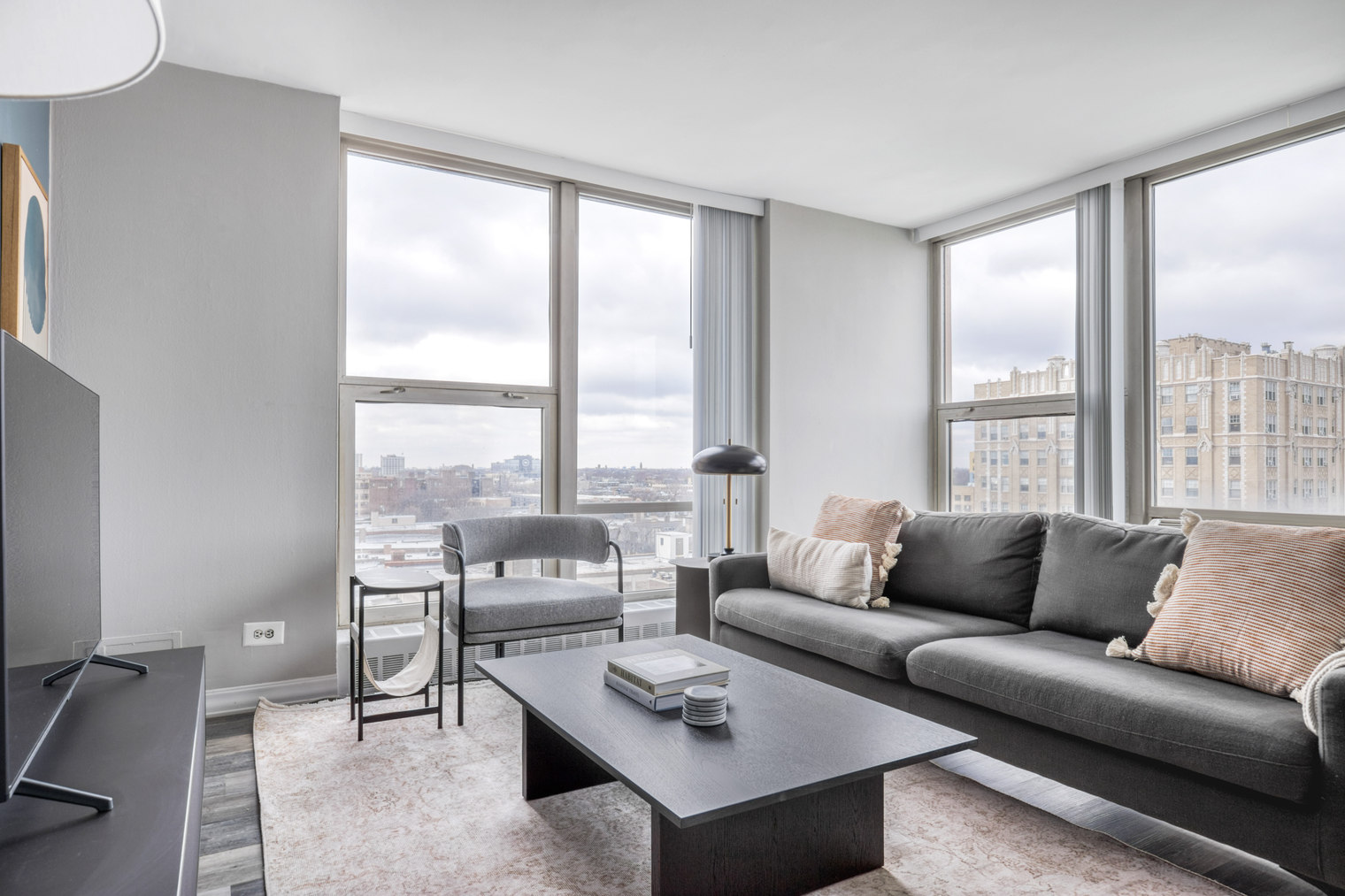 Edgewater 1br w/ gym, deck & lounge, nr L (CHI-918)