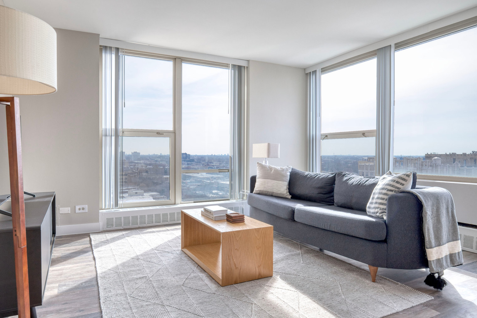 Edgewater 1br w/ gym, deck & lounge, nr L (CHI-920)