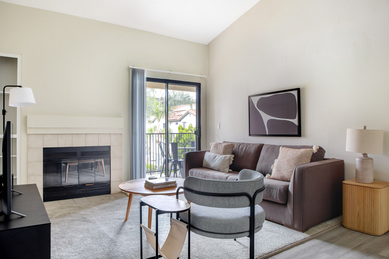 La Jolla 2br w/ gym, w/d & pool, nr bars & shops (SAN-21)