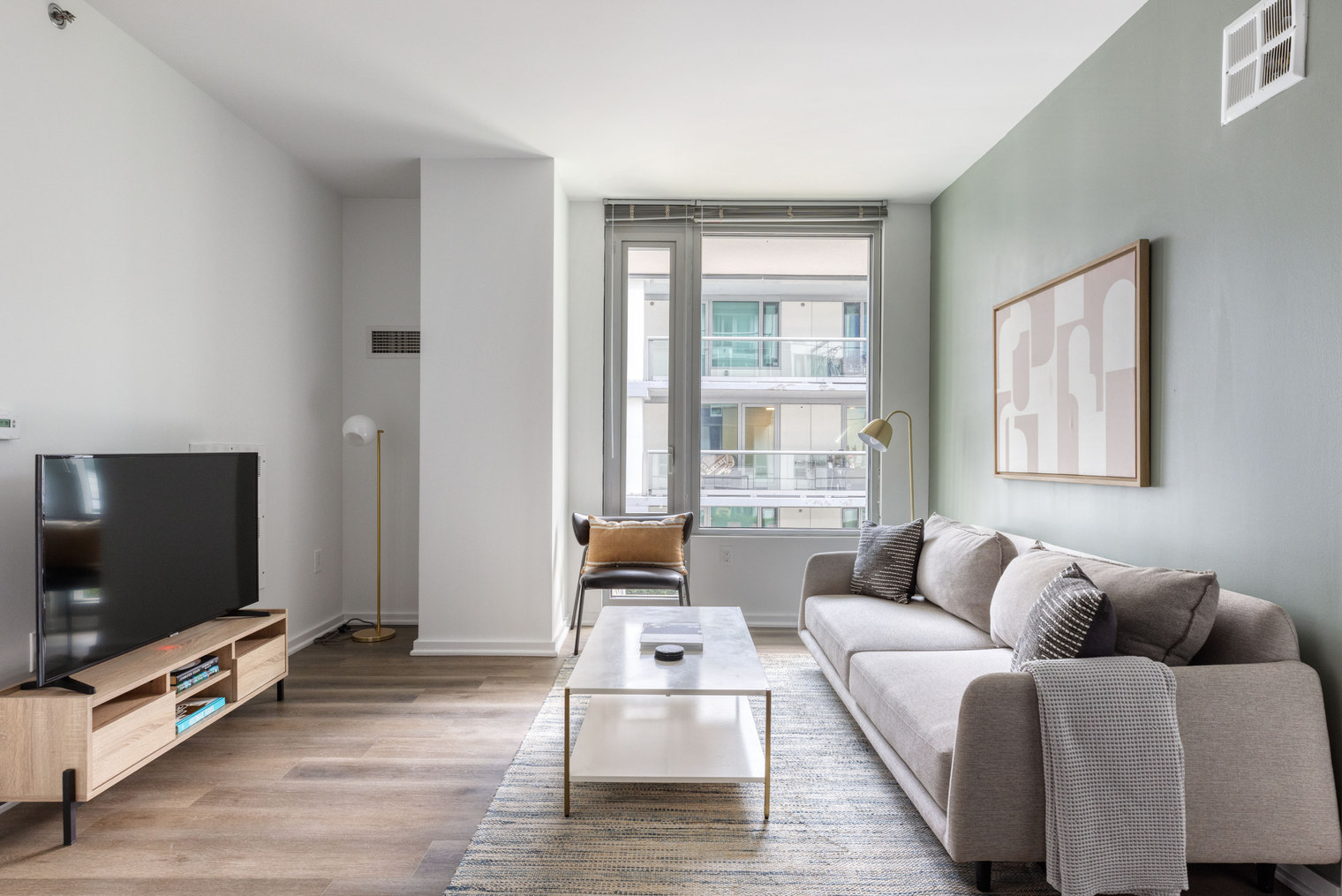 SoMa 2br w/ roofdeck, gym & pet area, nr I-80 (SFO-1452)