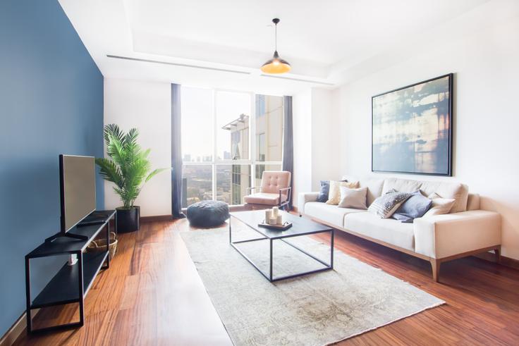 Salle de séjour élégante avec mobilier moderne dans un appartement à Mashattan Sitesi à Maslak, Istanbul