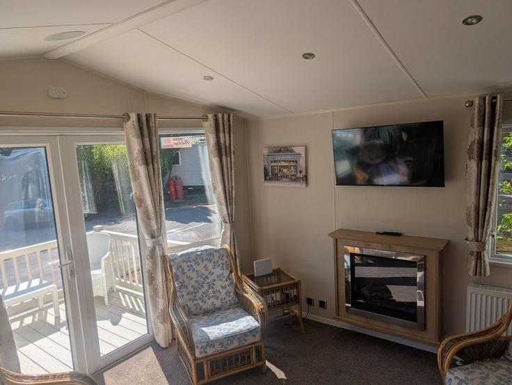 Sala de estar elegantemente projetada com móveis modernos em um apartamento no Building The Ridge West - 1066-holidays-ltd - 1598502 em Rother District, Saint Leonards-on-sea Sala de estar elegantemente projetada com móveis modernos em um apartamento no Building The Ridge West - 1066-holidays-ltd - 1598502 em Rother District, Saint Leonards-on-sea