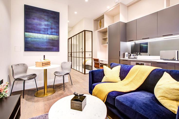 Building Turnberry Quay - 13830829 - 1330351 adresindeki bir dairede modern mobilyalarla zarif bir şekilde tasarlanmış oturma odası London Borough of Tower Hamlets, London