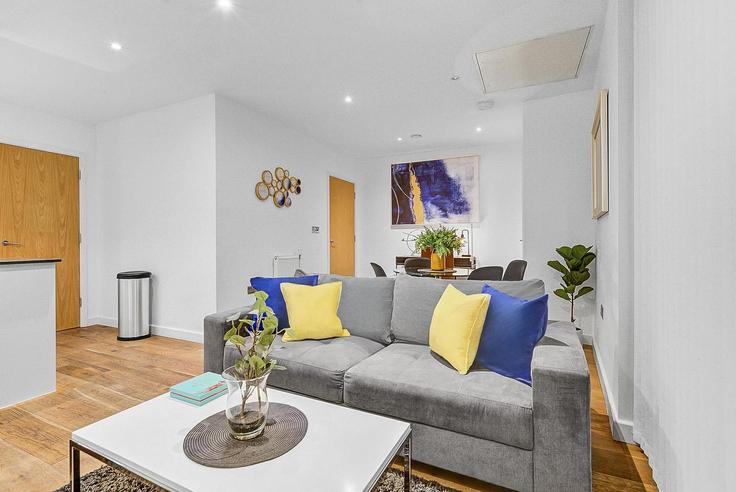 Building Blackwall Lane - 13830829 - 1330285 adresindeki bir dairede modern mobilyalarla zarif bir şekilde tasarlanmış oturma odası Royal Borough of Greenwich, London Building Blackwall Lane - 13830829 - 1330285 adresindeki bir dairede modern mobilyalarla zarif bir şekilde tasarlanmış oturma odası Royal Borough of Greenwich, London