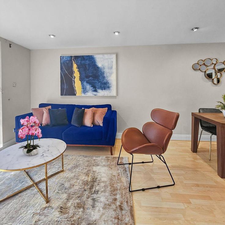 Elegant gestaltetes Wohnzimmer mit moderner Einrichtung in einer Wohnung im Building Aslett Street - 13830829 - 1330358 in London Borough of Wandsworth, London
