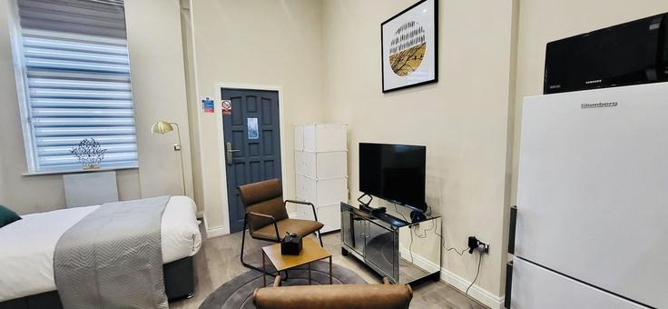 Sala de estar elegantemente projetada com móveis modernos em um apartamento no Building Battersea Park Road - 13830829 - 1330349 em London Borough of Wandsworth, London