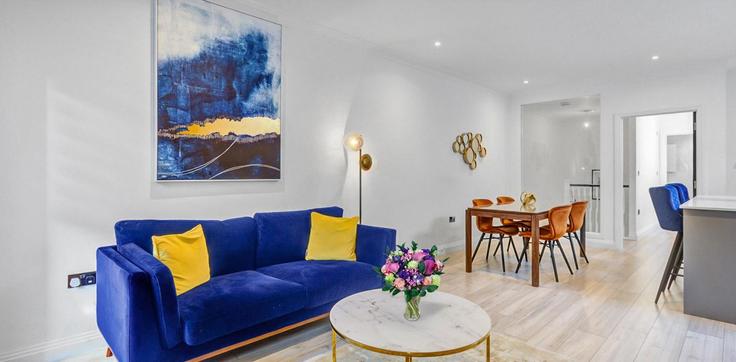 Sala de estar elegantemente projetada com móveis modernos em um apartamento no Building Fulham Road - 13830829 - 1330360 em London Borough of Hammersmith and Fulham, London