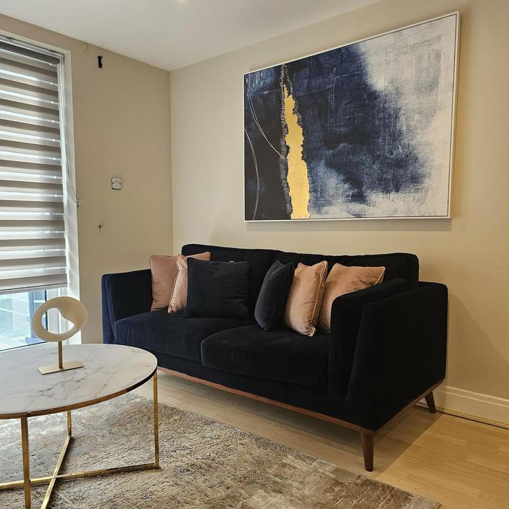 Salle de séjour élégante avec mobilier moderne dans un appartement à Building Aslett Street - 13830829 - 1330358 à London Borough of Wandsworth, London