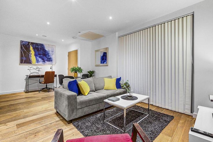 Building Blackwall Lane - 13830829 - 1330284 adresindeki bir dairede modern mobilyalarla zarif bir şekilde tasarlanmış oturma odası Royal Borough of Greenwich, London Building Blackwall Lane - 13830829 - 1330284 adresindeki bir dairede modern mobilyalarla zarif bir şekilde tasarlanmış oturma odası Royal Borough of Greenwich, London