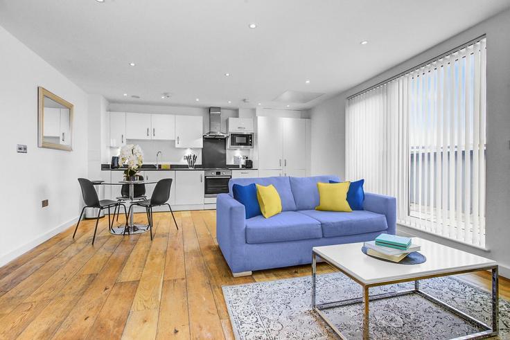 Building Blackwall Lane - 13830829 - 1330286 adresindeki bir dairede modern mobilyalarla zarif bir şekilde tasarlanmış oturma odası Royal Borough of Greenwich, London Building Blackwall Lane - 13830829 - 1330286 adresindeki bir dairede modern mobilyalarla zarif bir şekilde tasarlanmış oturma odası Royal Borough of Greenwich, London