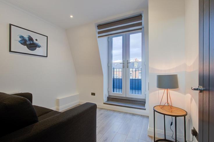 Salle de séjour élégante avec mobilier moderne dans un appartement à Building Fulham Road - 13830829 - 1330360 à London Borough of Hammersmith and Fulham, London