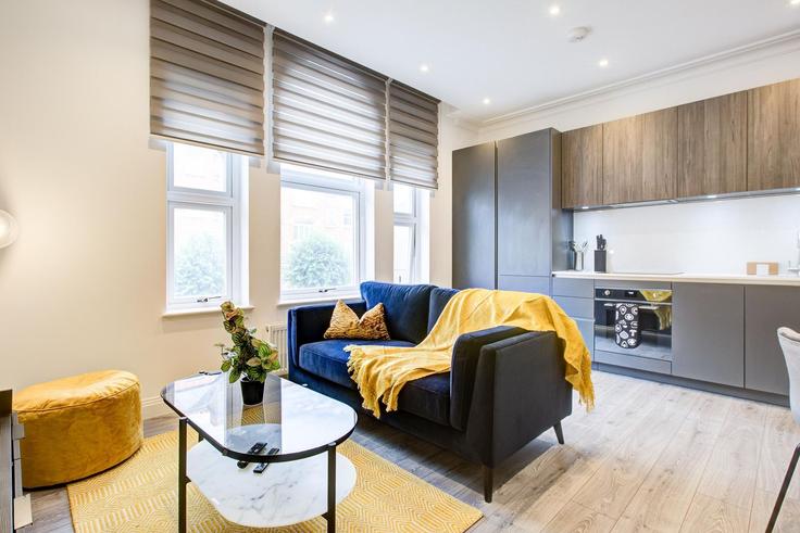 Salle de séjour élégante avec mobilier moderne dans un appartement à Building Fulham Road - 13830829 - 1330356 à London Borough of Hammersmith and Fulham, London