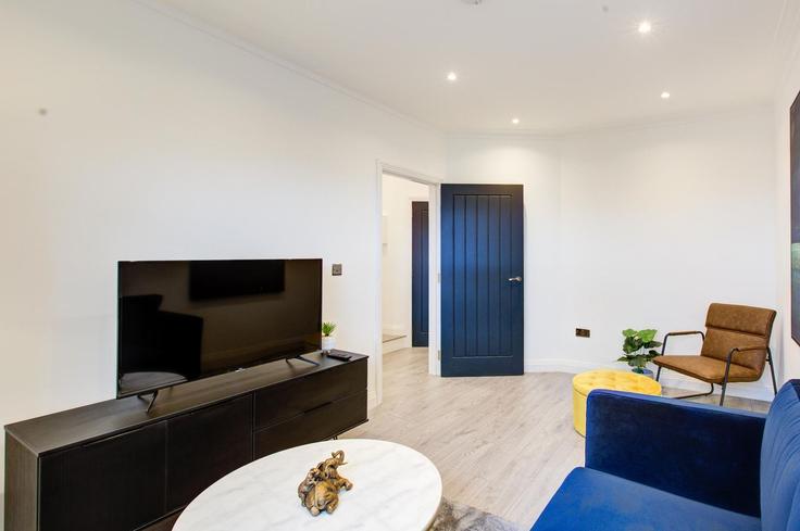 Salle de séjour élégante avec mobilier moderne dans un appartement à Building Fulham Road - 13830829 - 1330345 à London Borough of Hammersmith and Fulham, London