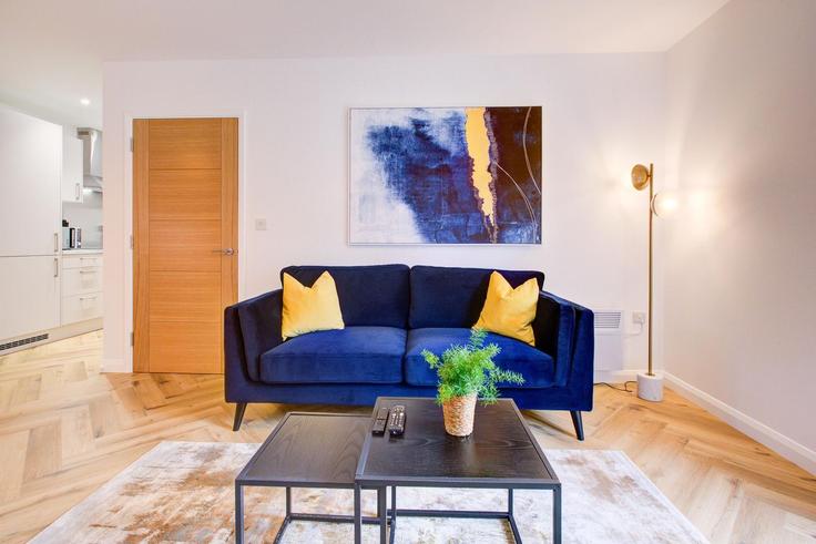 Sala de estar elegantemente projetada com móveis modernos em um apartamento no Building Love Lane - 13830829 - 1330355 em London Borough of Merton, Mitcham