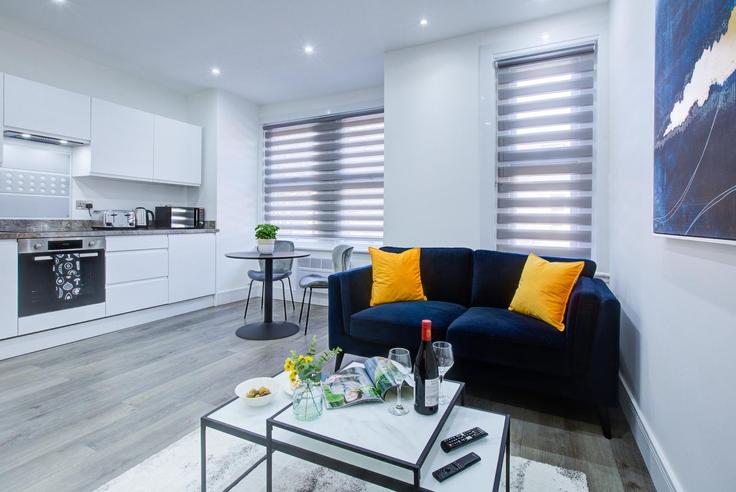 Salle de séjour élégante avec mobilier moderne dans un appartement à Building Aslett Street - 13830829 - 1330343 à London Borough of Wandsworth, London