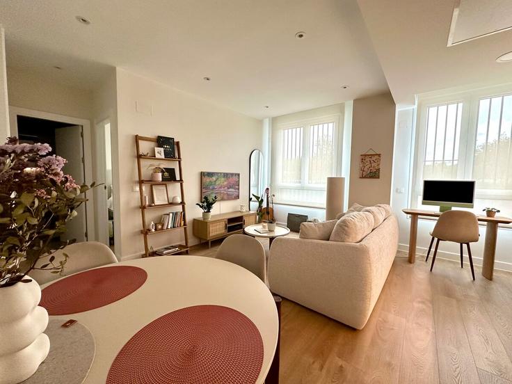 Madrid UseraのBuilding Calle del Vado - 1oo1exceptionalstays - 1353193のアパートメントにある、モダンな家具を備えたエレガントなデザインのリビングルーム